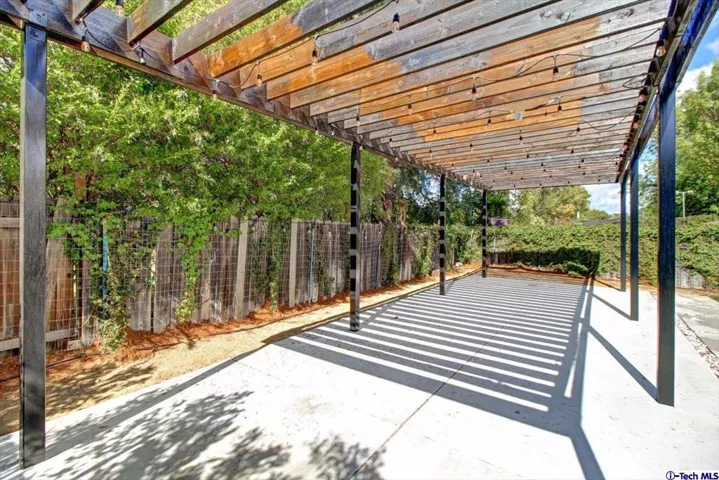 5321 Royer Avenue, Woodland Hills, California 91367