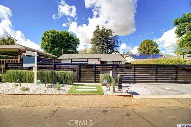 5321 Royer Avenue, Woodland Hills, California 91367