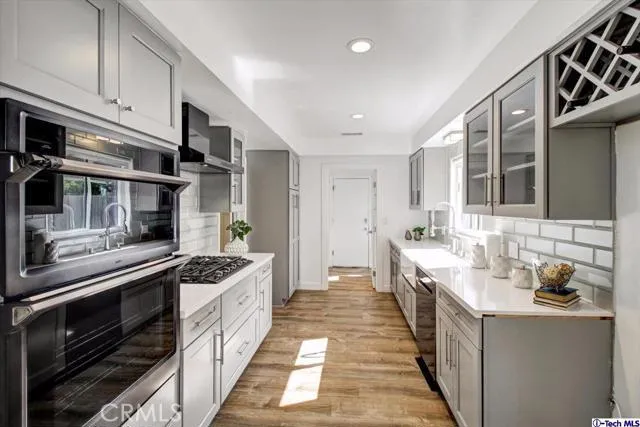 5321 Royer Avenue, Woodland Hills, California 91367