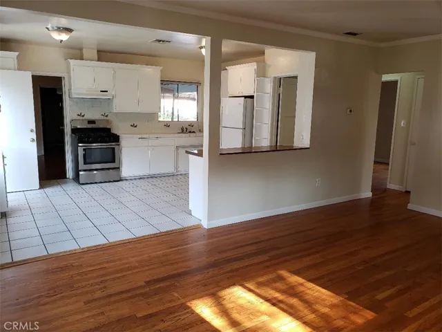 520 S Glenwood Place, Burbank, California 91506