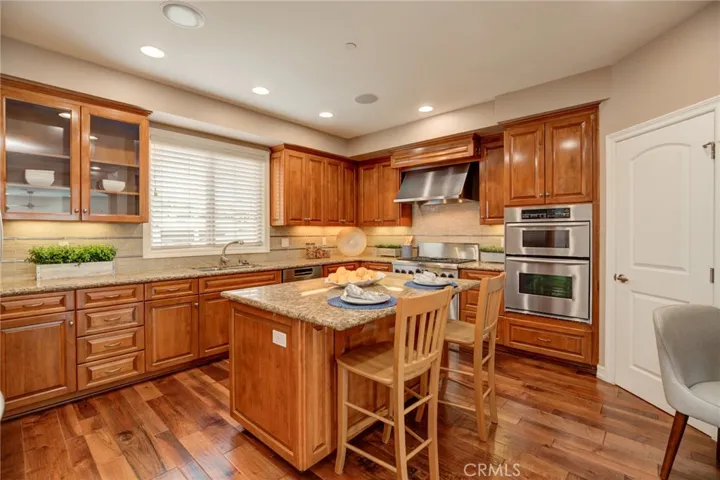 Kitchen with breakfast bar