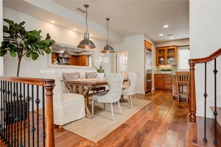 Dining to kitchen