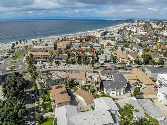 Walk to beach or Riviera Village