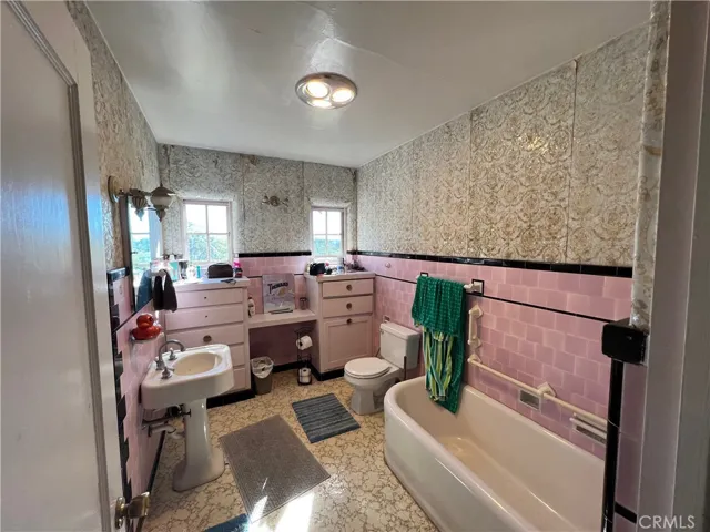Upstairs bathroom
