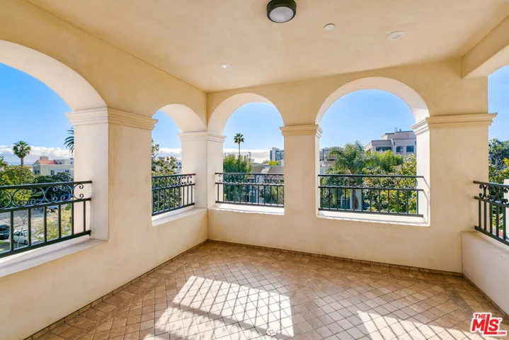 1211 9th 300, Santa Monica, California 90401