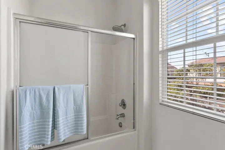 Bath/shower combo in the primary suite.