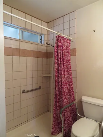 en-suite bathroomwith shower stall