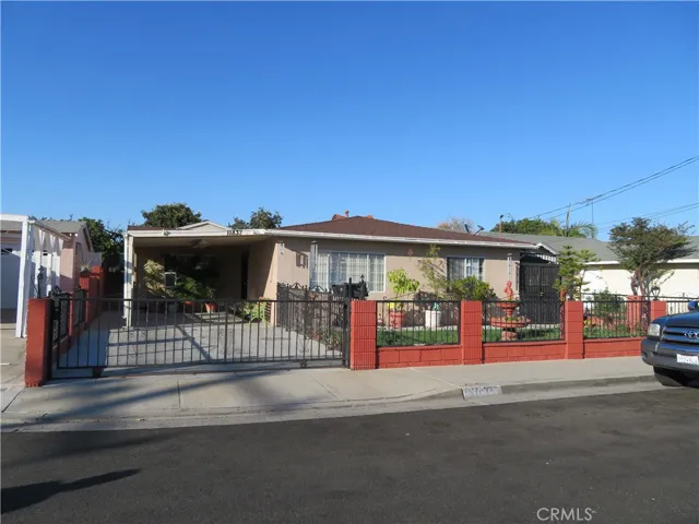Front view with the driveway gate closed