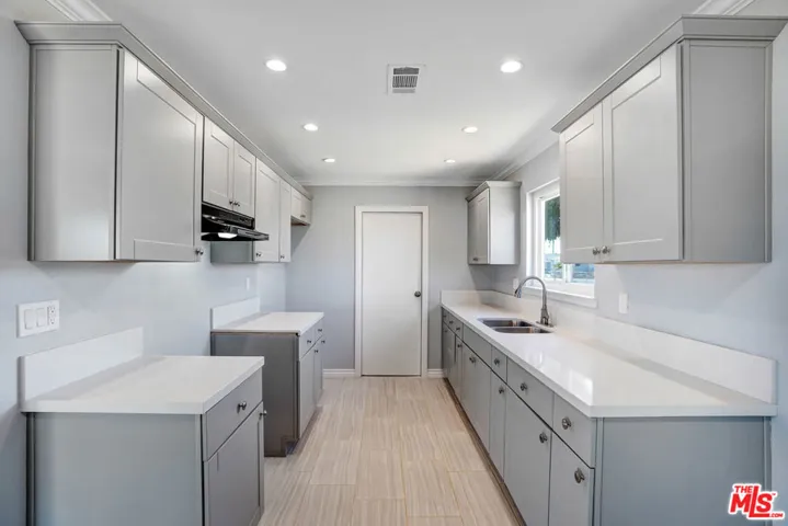 22890 Eyota Road, Apple Valley, California 92308