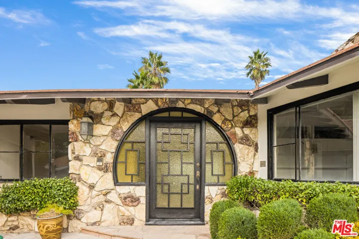 2254 Stradella Road, Los Angeles, California 90077