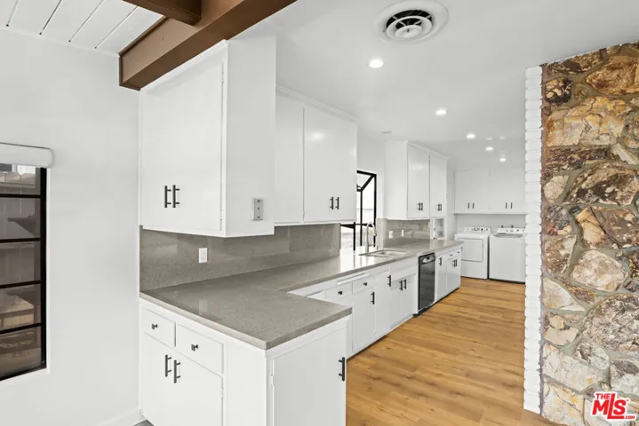 2254 Stradella Road, Los Angeles, California 90077
