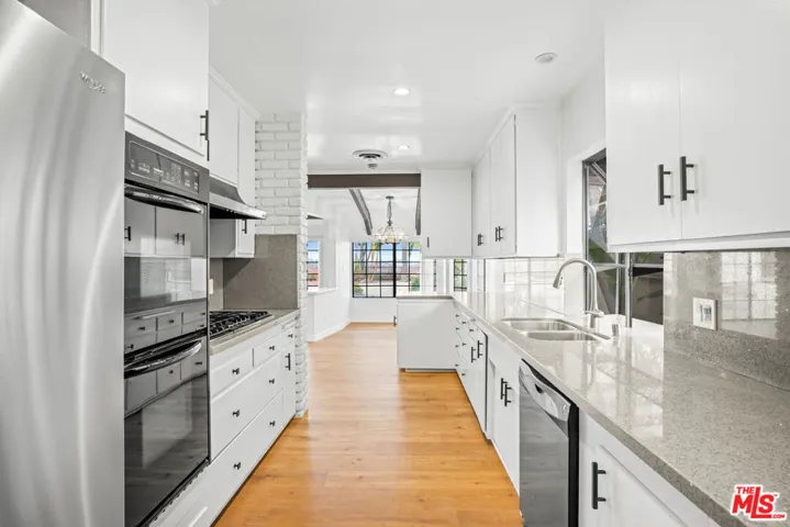2254 Stradella Road, Los Angeles, California 90077
