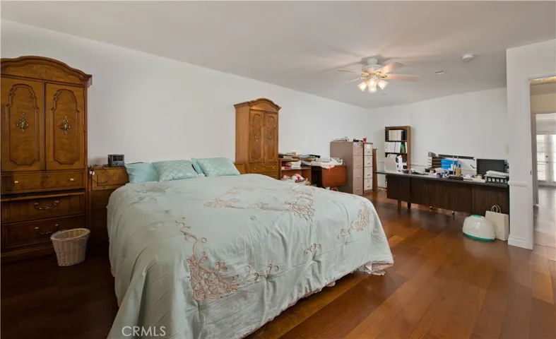 18135 Burbank Boulevard 5, Tarzana, California 91356