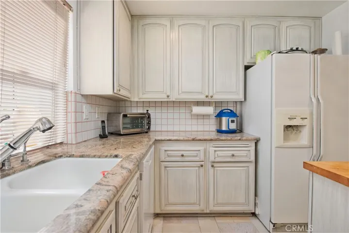 18135 Burbank Boulevard 5, Tarzana, California 91356