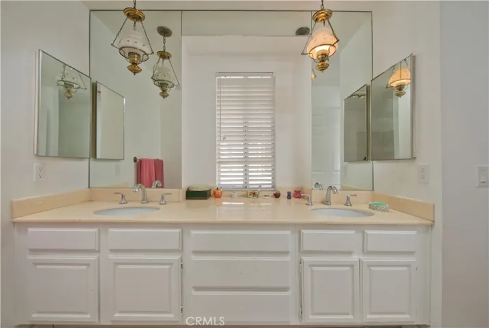 18135 Burbank Boulevard 5, Tarzana, California 91356