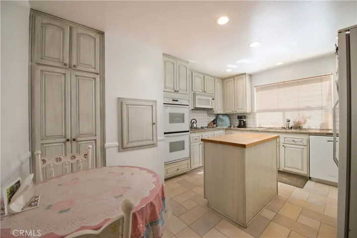 18135 Burbank Boulevard 5, Tarzana, California 91356