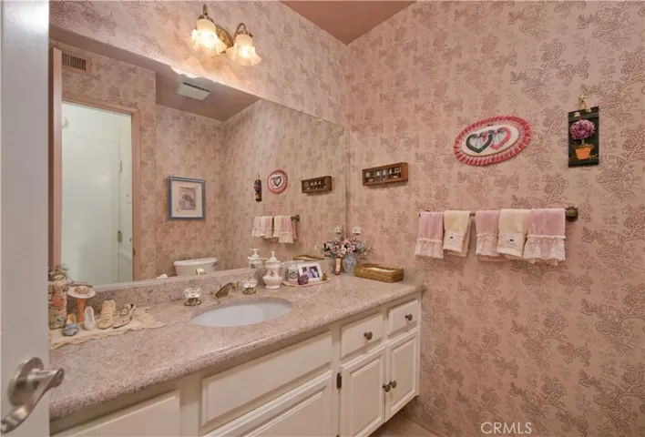 18135 Burbank Boulevard 5, Tarzana, California 91356