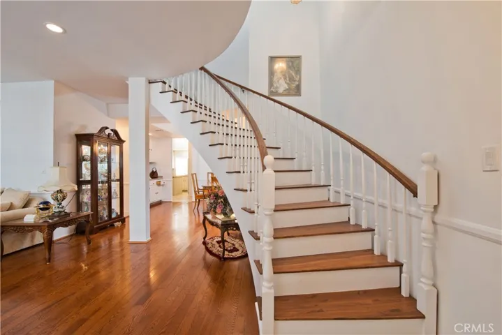 18135 Burbank Boulevard 5, Tarzana, California 91356