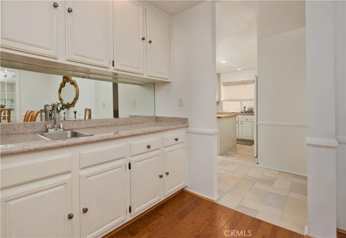 18135 Burbank Boulevard 5, Tarzana, California 91356