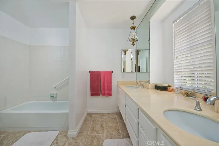 18135 Burbank Boulevard 5, Tarzana, California 91356