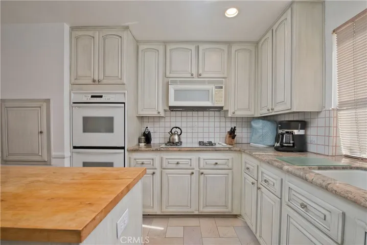 18135 Burbank Boulevard 5, Tarzana, California 91356