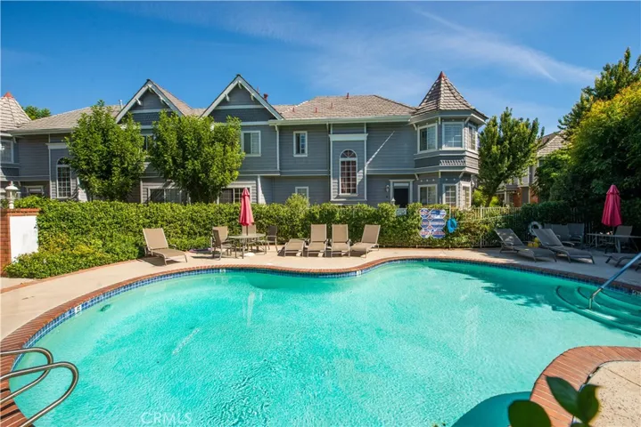 18135 Burbank Boulevard 5, Tarzana, California 91356