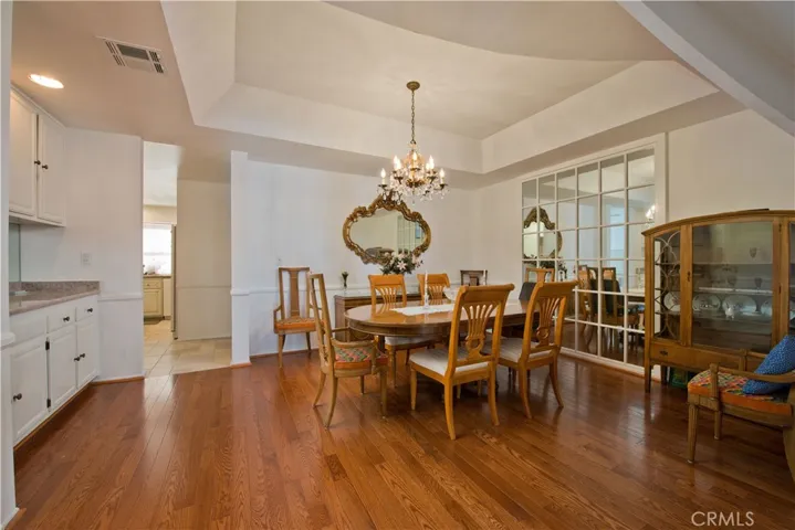 18135 Burbank Boulevard 5, Tarzana, California 91356