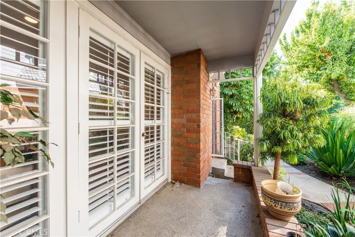 18135 Burbank Boulevard 5, Tarzana, California 91356