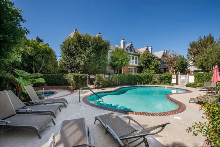 18135 Burbank Boulevard 5, Tarzana, California 91356
