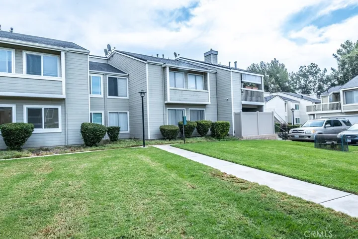 Lower Unit adjacent to large greenbelt area