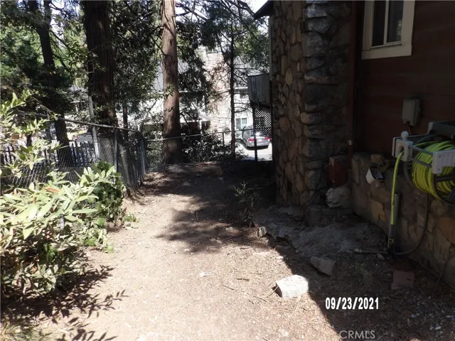 FENCED SIDE YARD