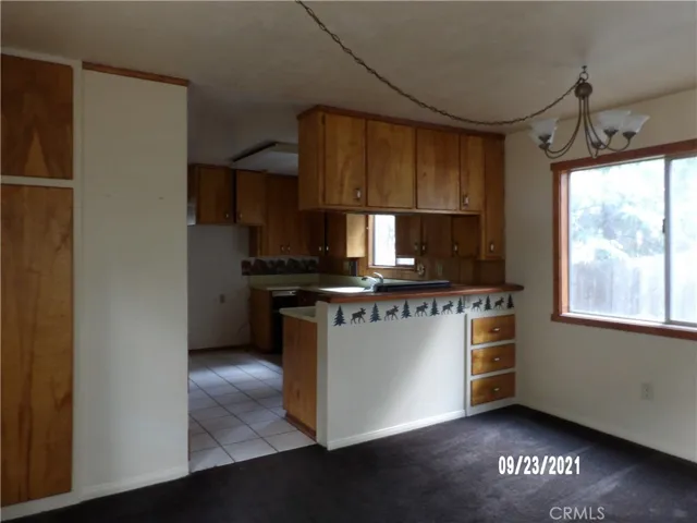 KITCHEN BREAKFAST BAR.