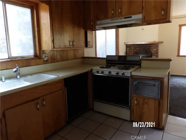 KITCHEN WITH GAS STOVE.