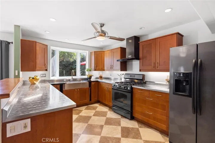 995 Modjeska Circle, Costa Mesa, California 92627