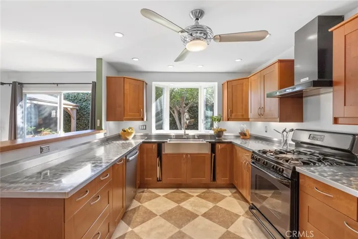 995 Modjeska Circle, Costa Mesa, California 92627