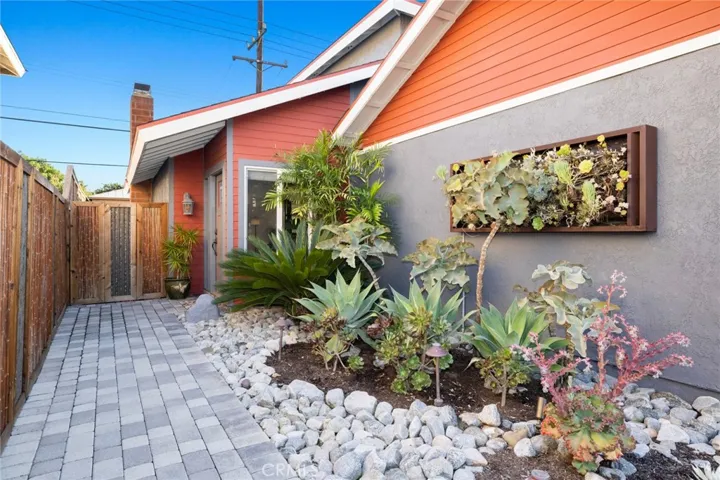995 Modjeska Circle, Costa Mesa, California 92627