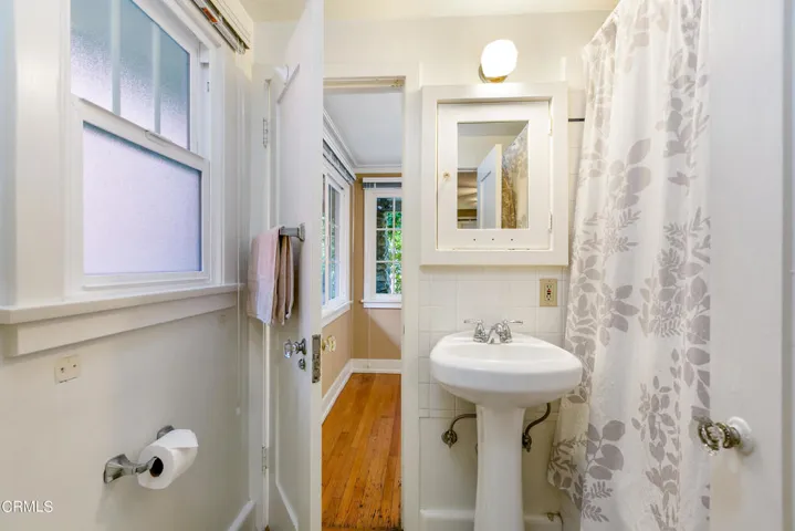 2975 1/2 Santa Anita_Full Bathroom