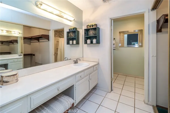 En-suite primary bathroom