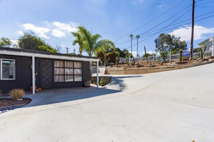 320 Ocean View Dr, Vista, California 92084