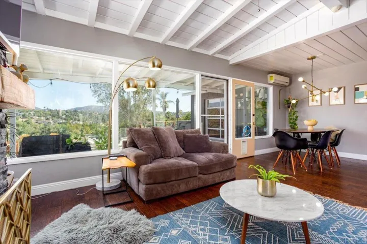 320 Ocean View Dr, Vista, California 92084