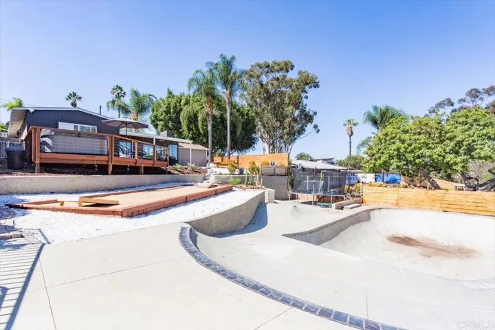 320 Ocean View Dr, Vista, California 92084