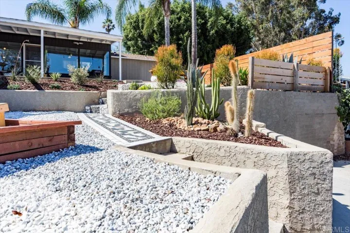 320 Ocean View Dr, Vista, California 92084