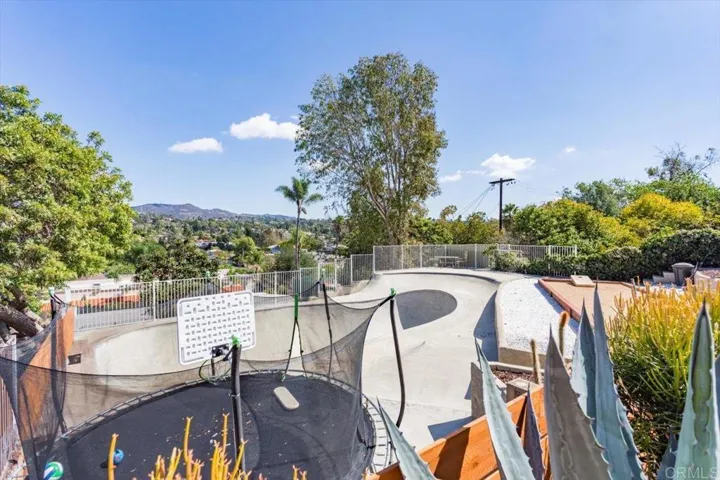 320 Ocean View Dr, Vista, California 92084