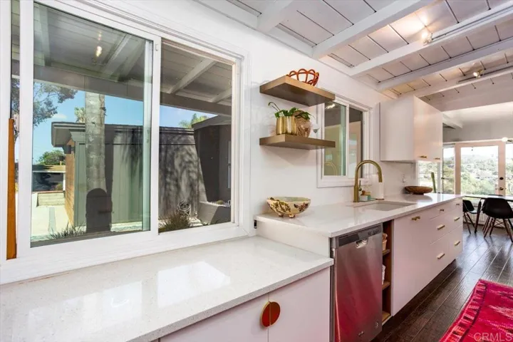 320 Ocean View Dr, Vista, California 92084