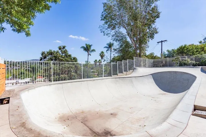 320 Ocean View Dr, Vista, California 92084