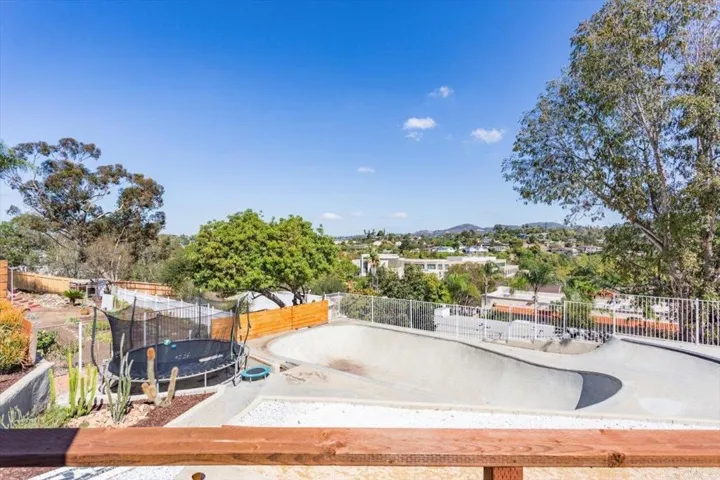 320 Ocean View Dr, Vista, California 92084