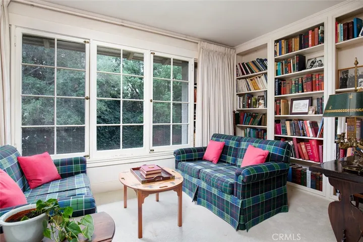 685 Oak Knoll Circle, Pasadena, California 91106