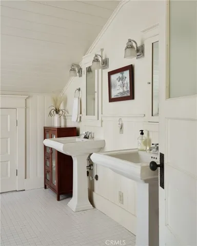 Upper full bath pedestal sinks