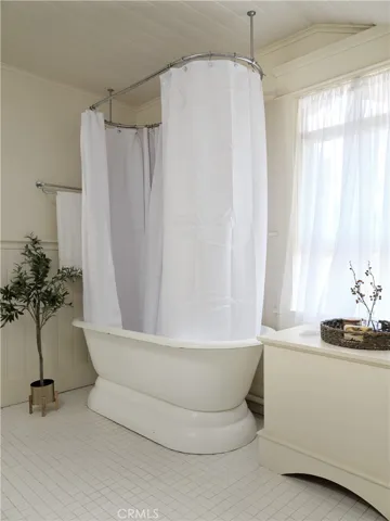 Separate tub/shower