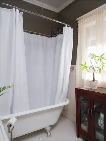 Bath with clawfoot tub